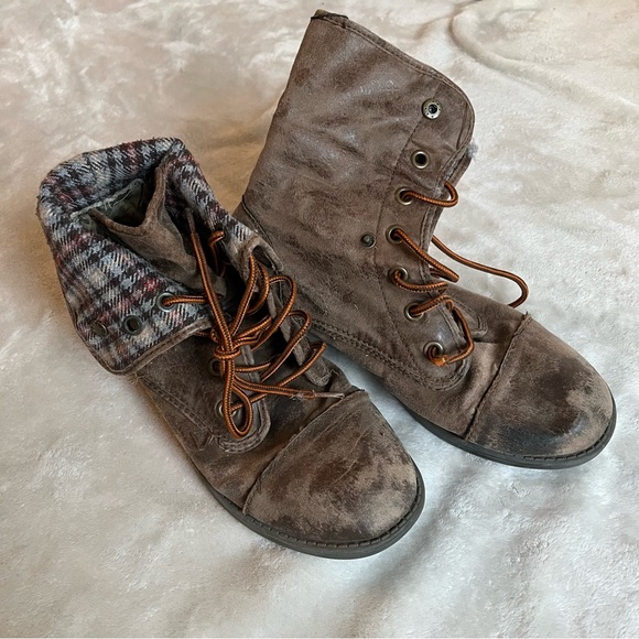 Roxy - Utility Plaid Boots - Picture 2 of 6